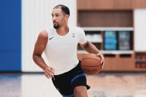 😂才24岁呢！萨格斯年纪轻轻就秃成这样了？