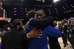 克莱一开始和詹姆斯搭档会超过目前成就吗？杨毅：不会 也就是JR