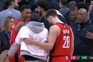 老队友了！小贾巴里和申京赛后和小凯文·波特寒暄叙旧