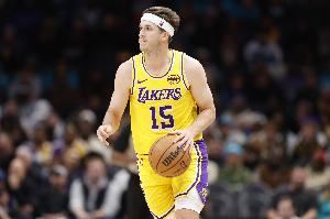 湖记：我觉得更值得担忧的是里夫斯的三分命中率已经下滑至30.3%